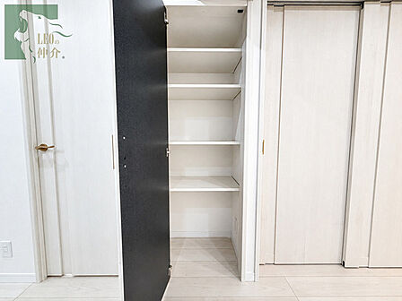 洗練されたモノトーンのコントラストが、日々の暮らしに静かな調和と整った印象をもたらしてくれます。