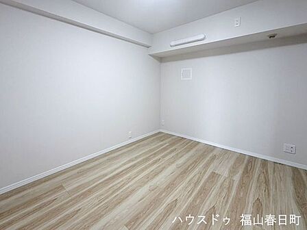 リビング横の洋室は5帖の広々空間
