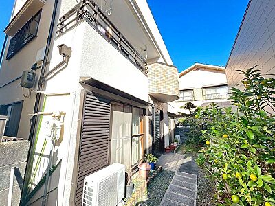 外観：徒歩10分圏内にスーパーやコンビニ、小学校が揃う、充実していて暮らしやすいエリアです。