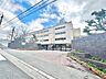 周辺：高槻市立芝谷中学校（926m）