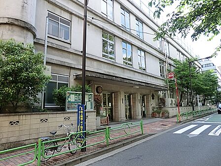 子どもが社会に出たときに、人生が幸福で豊かなものとなるよう、小学校教育を展開しています。