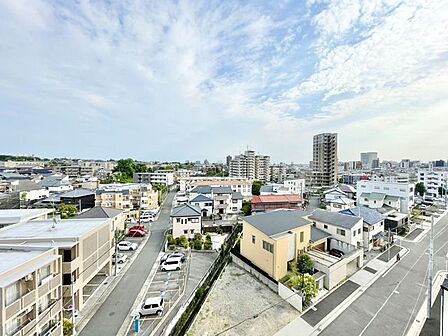 周囲に高い建物がなく開放感があります。開けた視界がどこまでも広がります。