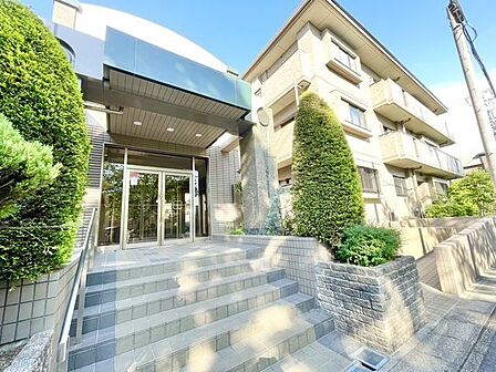 爽やかな青空の下に贅沢なほどに降り注ぐ陽光、豊かな居住性。クオリティが見事に調和した住空間。