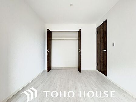 スーツやドレス、ロングコートなどの衣類はもちろん、季節の生活用品やスーツケースもしっかり収納できます。