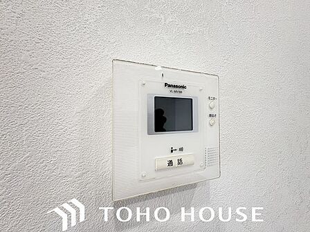 モニター画面で訪問者の顔を確認しながら会話ができる、不審者対策にも有効なインターホンです。