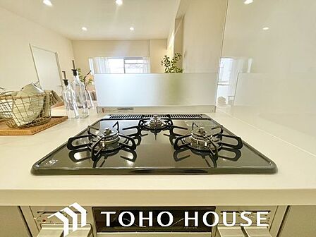 忙しいときでも一度にたくさんの料理が作れる3口コンロ。使い勝手の良さを考えました。