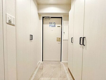 玄関はお家の顔としてすっきりとした素敵な空間に。印象のよい玄関は爽やかな住まいへの入り口です。