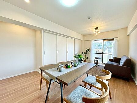 眩いばかりの陽の光が室内を満たしていきます。清らかで艶やかな時間をもたらしてくれる空間です。