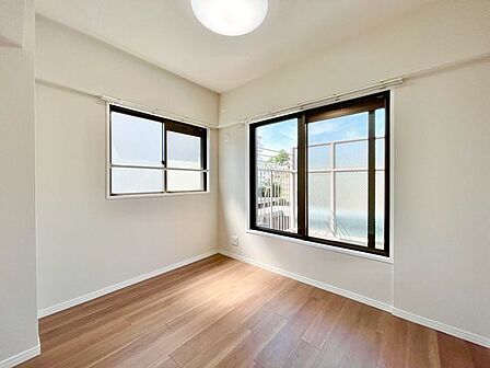 ナチュラルカラーのフローリングのお部屋は、温かみを感じさせリラックスをもたらす効果があります。