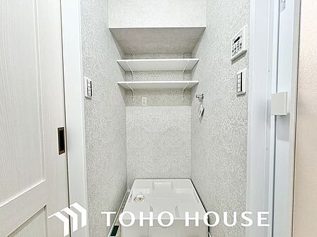 洗濯機置き場の上部には、可動棚付きの収納棚があります。タオルや洗剤の買い置きなど物が溢れるサニタリーには重宝する収納です。