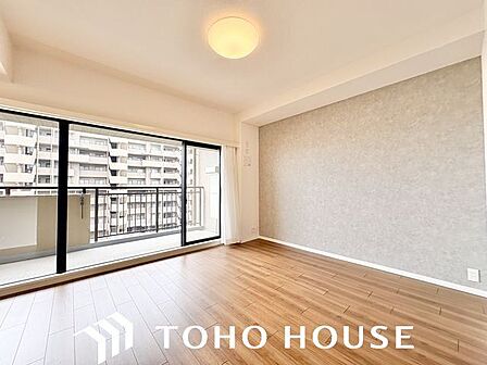 窓越しに射し込む自然光が風合い豊かな室内を照らし出し、落ち着きのある上品な空間を演出します。