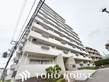 住まう方々が歳月をかけて育んだ豊かな歴史を感じるマンション。気品溢れる佇まいが暮らしを素敵に変える。