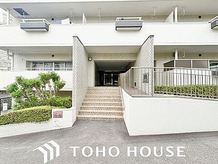落ち着きのある温かな風情のエントランスは、訪れる方々を優しく包み込み、心地よい空間を演出しています。