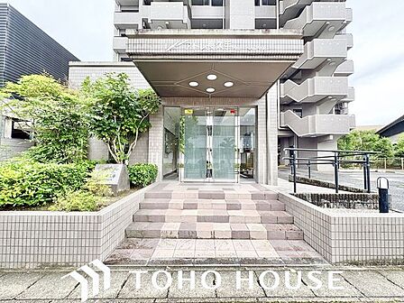外と内をつなぐエントランスは、まさに顔となる場所。シンプルながらも上質な空間を作り出します。