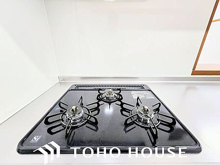 忙しいときでも一度にたくさんの料理が作れる3口コンロ。使い勝手の良さを考えました。