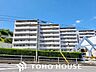 外観：流行に左右されず、将来にわたって価値が継続する「上質」な佇まい。（空の加工を生成AIで行っています）