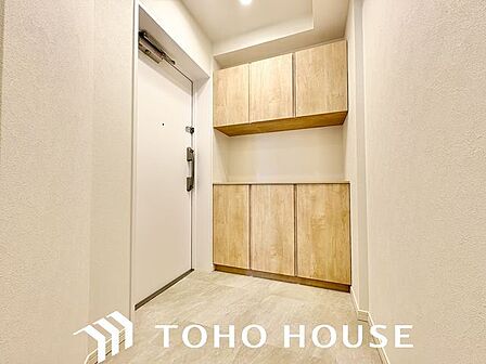 毎日出入りに使う玄関は外出する時は爽やかに、帰宅するときはホッとする落ち着いた空間へ。