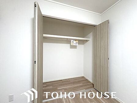 充分な収納スペースを確保。居室内に余計な家具を置く必要がないので、シンプルですっきりとした暮らし。