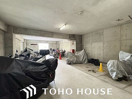 敷地内バイク置場。