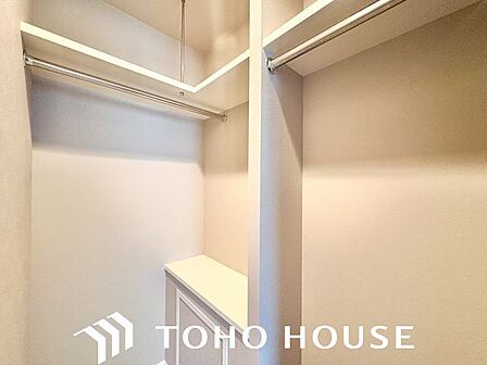 大容量収納可能なウォークインクローゼットはシーズンオフの服や普段使わない物をたくさん収納できます。