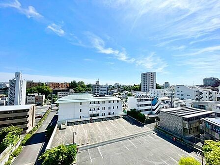 遠くまで広がる街並みを見渡しながら、のんびりとお過ごしいただけます。
