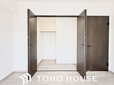 スーツやドレス、ロングコートなどの衣類はもちろん、季節の生活用品やスーツケースもしっかり収納できます。