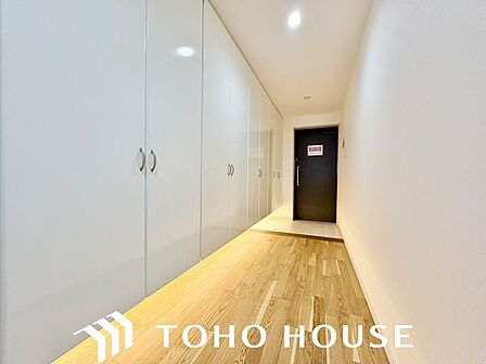 玄関はお家の顔としてすっきりとした素敵な空間に。印象のよい玄関は爽やかな住まいへの入り口です。