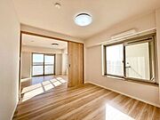 大きな窓からたっぷりと陽光が注がれる明るい空間。一日の疲れを癒してくれる洋室。時を忘れて過ごす空間。