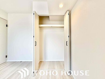 スーツやドレス、ロングコートなどの衣類はもちろん、季節の生活用品やスーツケースもしっかり収納できます。