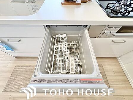 ビルトイン食洗機は作業台が広く使え、見た目もスッキリ。節水や節電も充実して家事の手助けをしてくれます。