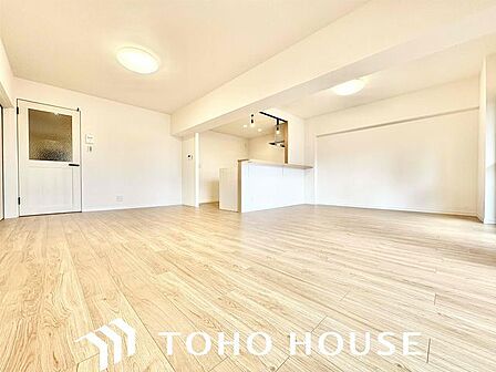 ナチュラルな木目調の床から木のぬくもりを感じられる広々とした20.5帖のリビングルーム。