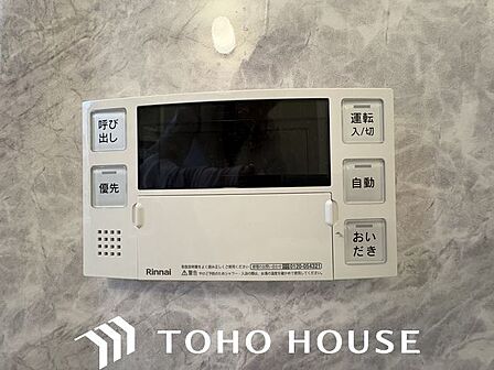 好みやシーンに合わせて湯張りや追焚きができるセミオート給湯を採用。リモコンはキッチンにも設置。