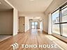 リビング/ダイニング：太陽の恵みを一気に受けた明るくあたたかいお住まい。吹きぬける風を感じながら爽やかで風通しの良い暮らし。