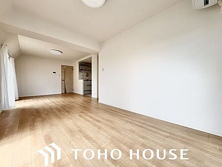 光と風があふれる開放的なリビングダイニング。明るく穏やかな空気のなかで飲んだり、食べたり、笑ったり。