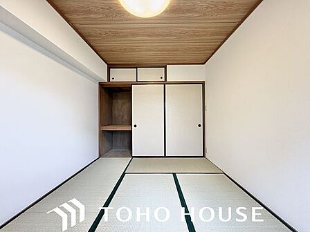 しっかりと奥行きのある押入れ。シーズンオフのお洋服やインテリアなども収納いただけます。