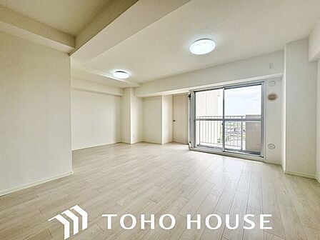 光と風があふれる開放的なリビングダイニング。明るく穏やかな空気のなかで飲んだり、食べたり、笑ったり。