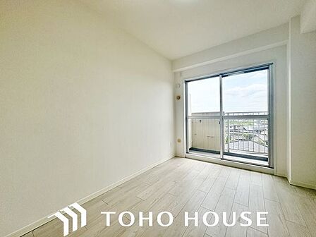 大きな窓からたっぷりと陽光が注がれる明るい空間。一日の疲れを癒してくれる洋室。時を忘れて過ごす空間。