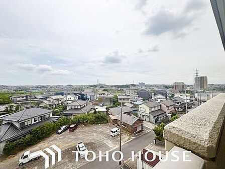 周囲に高い建物がなく開放感があります。開けた視界がどこまでも広がります。