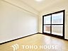 洋室：大きな窓からたっぷりと陽光が注がれる明るい空間。一日の疲れを癒してくれる洋室。時を忘れて過ごす空間。