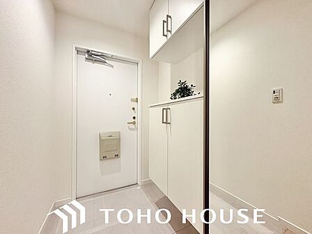 玄関はお家の顔としてすっきりとした素敵な空間に。印象のよい玄関は爽やかな住まいへの入り口です。
