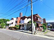いくつもの季節が過ぎ去り、人々の想い出を見守り続けて来た本邸宅。人生を楽しむための住まいになりました。