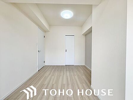 住まう方自身でカスタマイズして頂けるように「シンプル」にデザインされた室内。