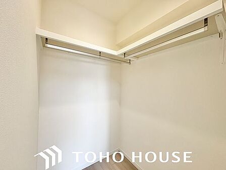 ひと目で収納物を確認できるウォークインクローゼットは、ゆとりの広さを備えた大型収納。