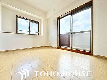 住まう方自身でカスタマイズして頂けるように「シンプル」にデザインされた室内。
