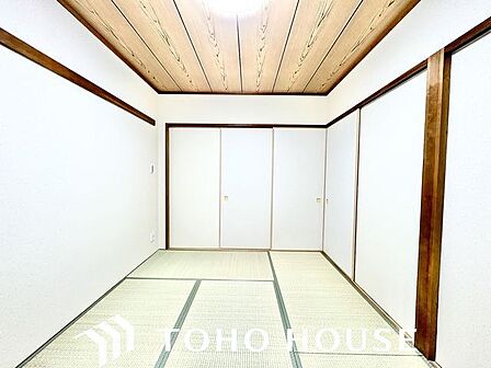 和室は心落ち着く空間。家族団らんや来客時の客間等々、多目的に活用出来る便利なスペースです。