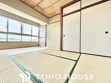 採光の良い和室はのんびりと寛げる空間。