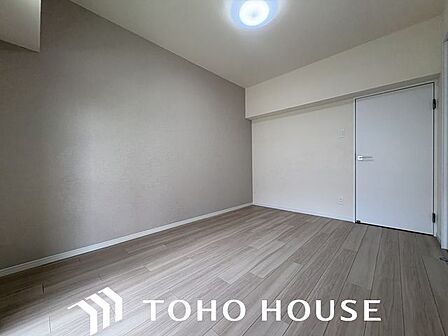 住まう方自身でカスタマイズして頂けるように「シンプル」にデザインされた室内。