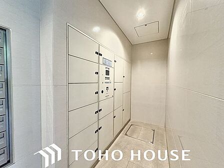宅配BOX。お仕事やお出かけで荷物が受け取れない時も大変便利です。