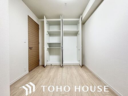 充分な収納スペースを確保。居室内に余計な家具を置く必要がないので、シンプルですっきりとした暮らし。