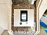 エントランス：オートロック機能付で、安心のセキュリティ。毎日の暮らしを優しくサポートしてくれます。